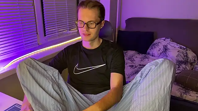 Snapshot of Leonnextdoor chatting on February 2, 2026, 4:39 pm Leonnextdoor online show from February 2, 2026, 4:39 pm