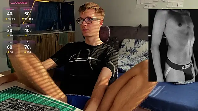 Snapshot of Leonnextdoor chatting on February 28, 2026, 7:52 am Leonnextdoor online show from February 28, 2026, 7:52 am