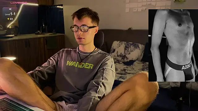 Snapshot of Leonnextdoor chatting on March 8, 2026, 2:20 pm Leonnextdoor online show from March 8, 2026, 2:20 pm