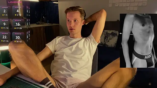 Snapshot of Leonnextdoor chatting on February 8, 2026, 6:16 pm Leonnextdoor online show from February 8, 2026, 6:16 pm