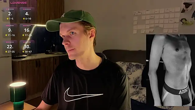 Snapshot of Leonnextdoor chatting on February 22, 2026, 4:30 pm Leonnextdoor online show from February 22, 2026, 4:30 pm