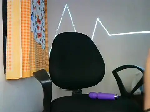 Snapshot of roseofvenom chatting on February 23, 2025, 6:12 pm roseofvenom online show from February 23, 2025, 6:12 pm