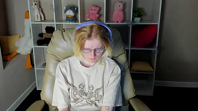 ElizabethHarpper online show from December 18, 2025, 1:00 am