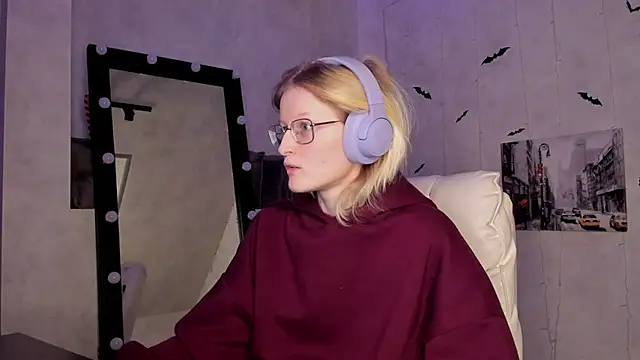 ElizabethHarpper online show from November 17, 2025, 1:09 am