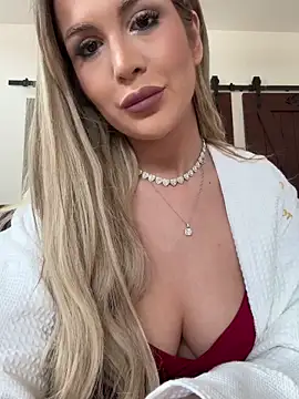 Snapshot of amiraroshen chatting on February 14, 2026, 1:44 pm amiraroshen online show from February 14, 2026, 1:44 pm