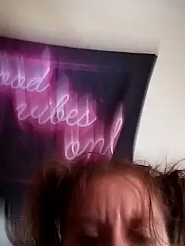 Snapshot of alwayswhisper chatting on November 4, 2025, 3:38 pm alwayswhisper online show from November 4, 2025, 3:38 pm