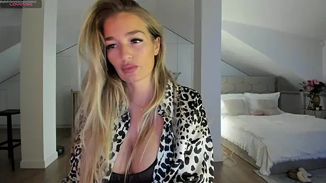 Snapshot of Yourhotqueeen chatting on November 17, 2025, 10:58 pm Yourhotqueeen online show from November 17, 2025, 10:58 pm