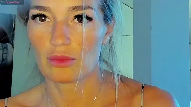 Yourhotqueeen online show from May 12, 2026, 4:57 pm