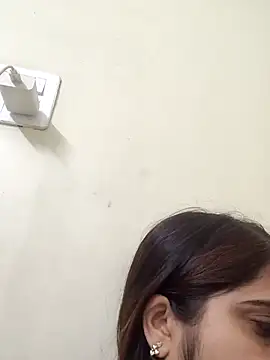 shreya1765 online show from November 23, 2025, 4:28 pm