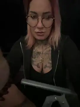 Mia-Fuchs online show from March 12, 2025, 5:02 am