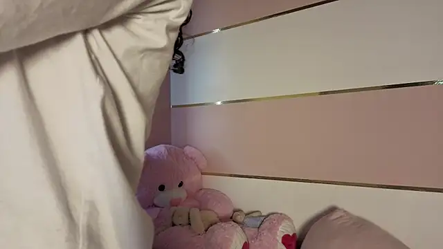 Charlotte  Miller online show from November 4, 2025, 11:36 am