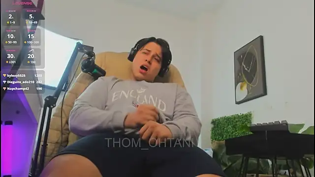 Snapshot of Thom_Ohtani chatting on June 16, 2026, 2:44 am Thom Ohtani online show from June 16, 2026, 2:44 am