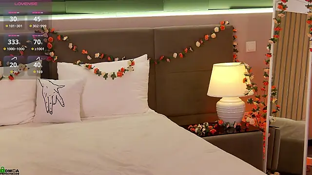 Rina Red online show from March 25, 2026, 1:43 pm