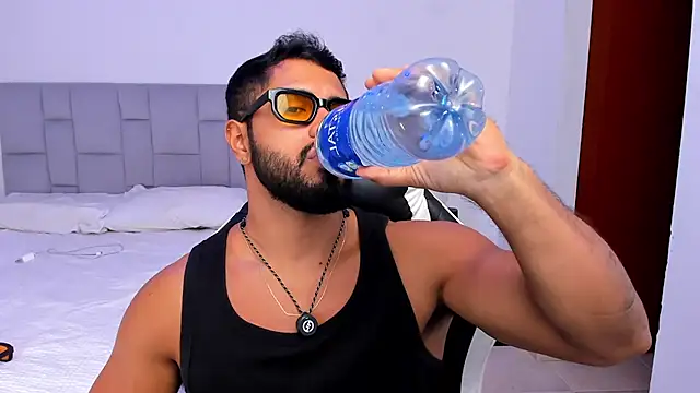 Santiago huntt online show from April 16, 2026, 9:39 pm