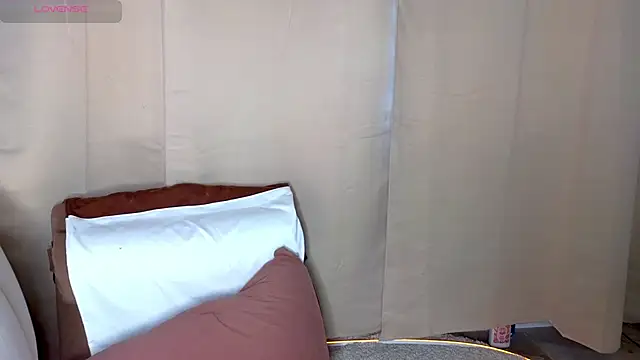 Snapshot of emilytrays chatting on April 16, 2026, 4:24 am emilytrays online show from April 16, 2026, 4:24 am