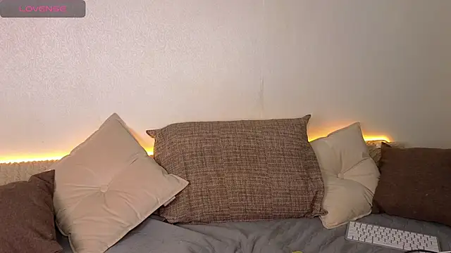 Snapshot of emilytrays chatting on March 15, 2025, 4:35 am emilytrays online show from March 15, 2025, 4:35 am