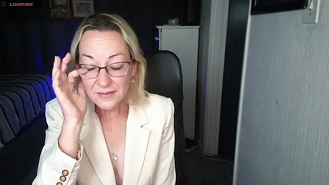 boeslaboes1 online show from October 11, 2025, 2:12 am