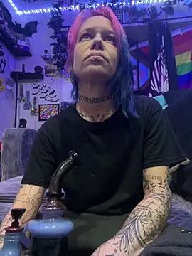 Snapshot of trashbrat chatting on May 7, 2026, 1:32 am trashbrat online show from May 7, 2026, 1:32 am