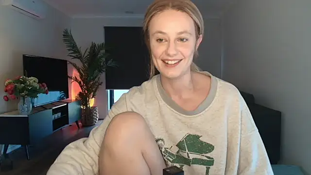 naughtykirra online show from July 27, 2026, 4:52 am