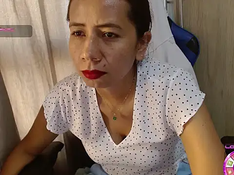 Danielagomez33 online show from May 22, 2026, 1:31 pm