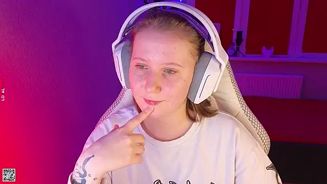 mon lola online show from October 22, 2025, 4:39 pm