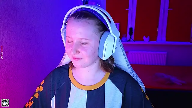 mon lola online show from November 7, 2025, 2:54 pm