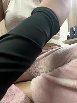 Snapshot of Red-Magic-25 chatting on February 4, 2025, 6:04 am Red-Magic-25 online show from February 4, 2025, 6:04 am