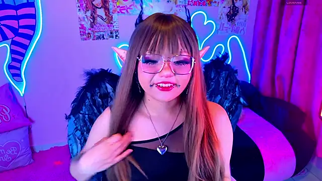 Snapshot of LaytonBox chatting on February 24, 2025, 7:52 pm LaytonBox online show from February 24, 2025, 7:52 pm