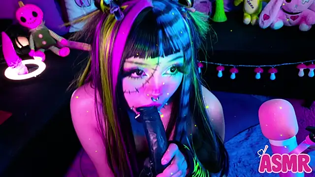 LaytonBox online show from October 28, 2025, 2:05 pm