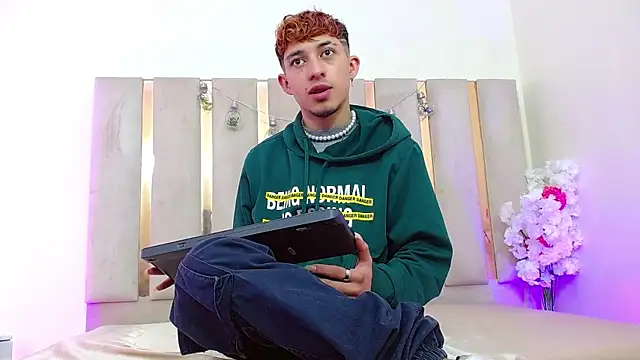 Snapshot of Axel_tay chatting on October 23, 2025, 3:27 am Axel tay online show from October 23, 2025, 3:27 am