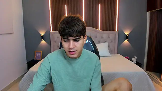 Tommy18   online show from November 18, 2025, 3:32 am