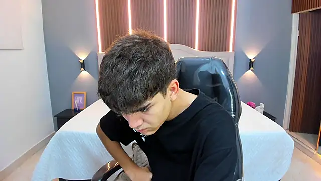 Tommy18   online show from November 12, 2025, 3:32 am