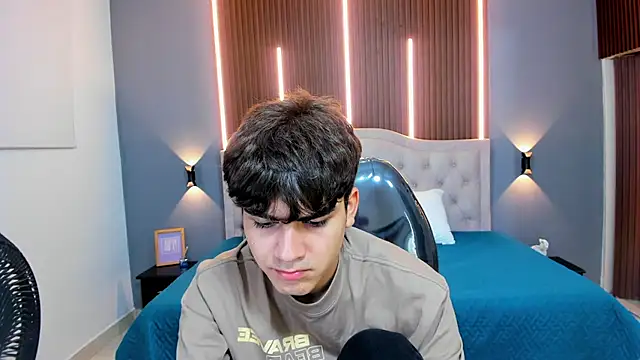 Tommy18   online show from September 21, 2025, 3:33 am