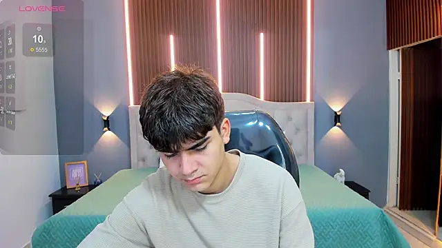 Tommy18   online show from September 10, 2025, 3:27 am