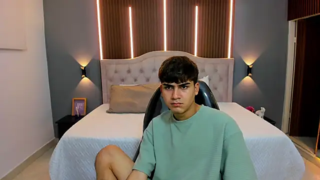 Tommy18   online show from November 9, 2025, 3:32 am