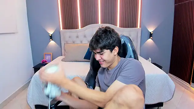 Tommy18   online show from February 4, 2026, 3:12 am