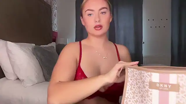 Snapshot of lucyRose_xoxox chatting on September 18, 2025, 9:01 am lucyRose xoxox online show from September 18, 2025, 9:01 am