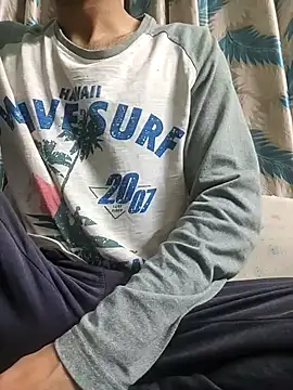 TOPMOON001 online show from February 3, 2026, 6:57 pm