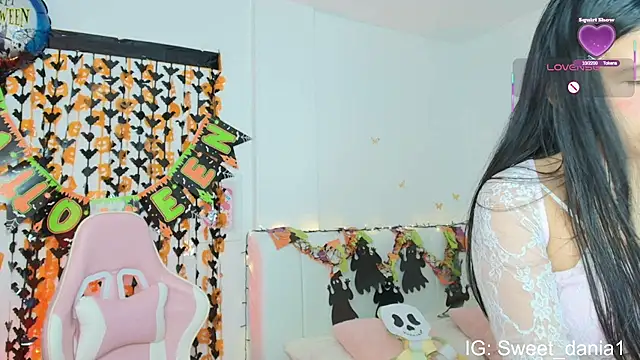 sweet dania  online show from October 20, 2025, 6:59 am