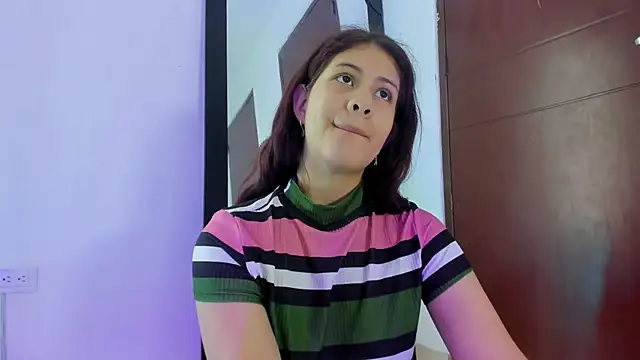 Snapshot of MiaQueen021 chatting on September 17, 2025, 2:41 pm MiaQueen021 online show from September 17, 2025, 2:41 pm