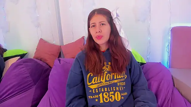 Snapshot of MiaQueen021 chatting on October 1, 2025, 2:32 pm MiaQueen021 online show from October 1, 2025, 2:32 pm