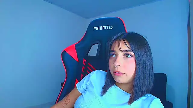 Snapshot of Rousse_violett chatting on October 20, 2025, 9:59 pm Rousse violett online show from October 20, 2025, 9:59 pm