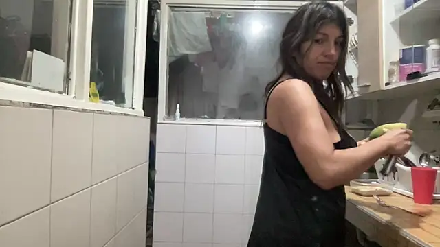 LunaBeya online show from February 5, 2026, 12:34 pm