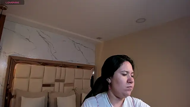 Snapshot of zoes_milee chatting on May 6, 2026, 12:09 pm zoes milee online show from May 6, 2026, 12:09 pm