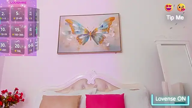 taylorsmiiith  online show from December 3, 2025, 8:08 pm