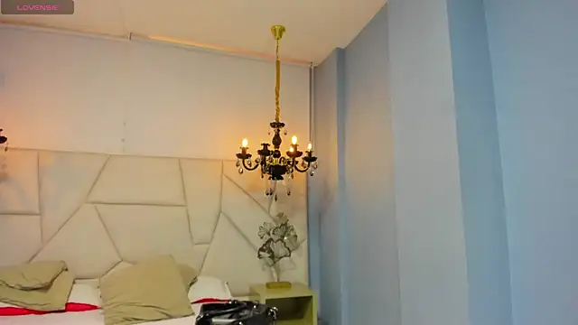 Aitana Hilton  online show from November 24, 2025, 11:43 am