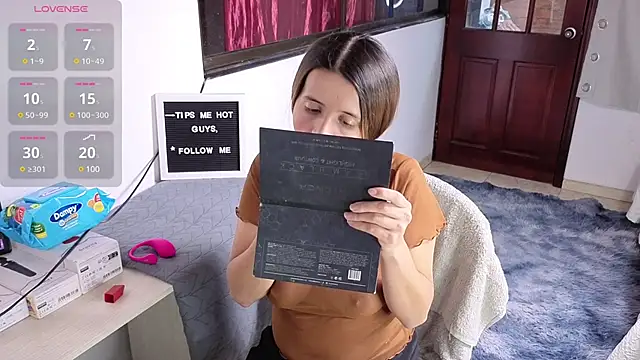 Snapshot of SexLaura_ chatting on March 19, 2025, 10:31 pm SexLaura  online show from March 19, 2025, 10:31 pm