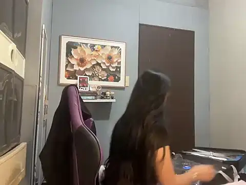 SophiaCourthaway online show from November 18, 2025, 5:49 pm