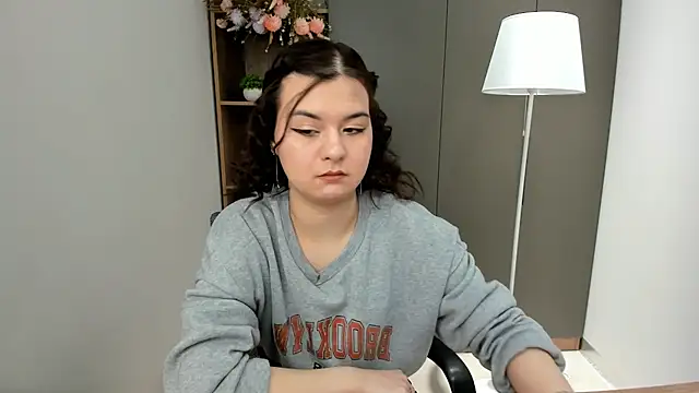 MaeEmberton online show from February 5, 2025, 7:39 am