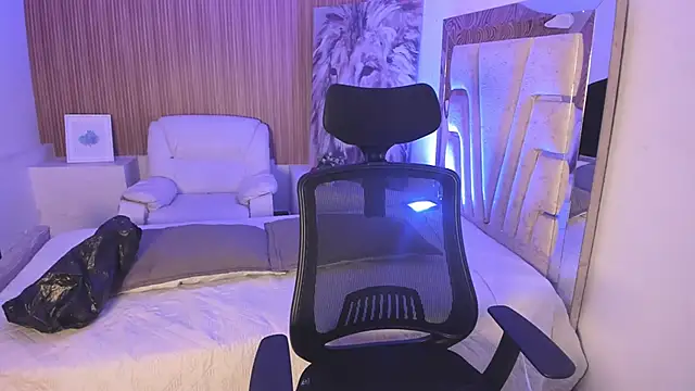 MattThompsonn online show from November 25, 2025, 9:04 pm